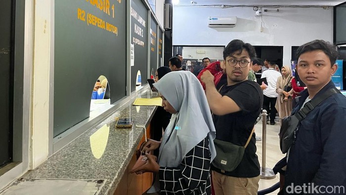 Potret antrean warga mengikuti program pemutihan pajak.