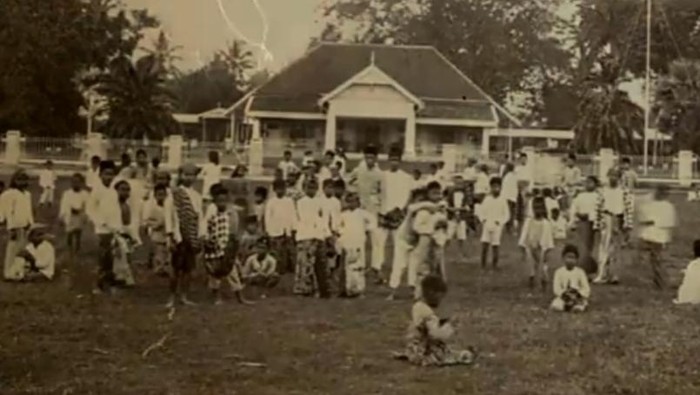 Potret pelajar Jawa Barat di masa kolonial Belanda.