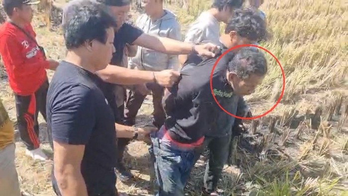 Pria pencuri itik di Kabupaten Pinrang dihajar massa sebelum ditangkap polisi.