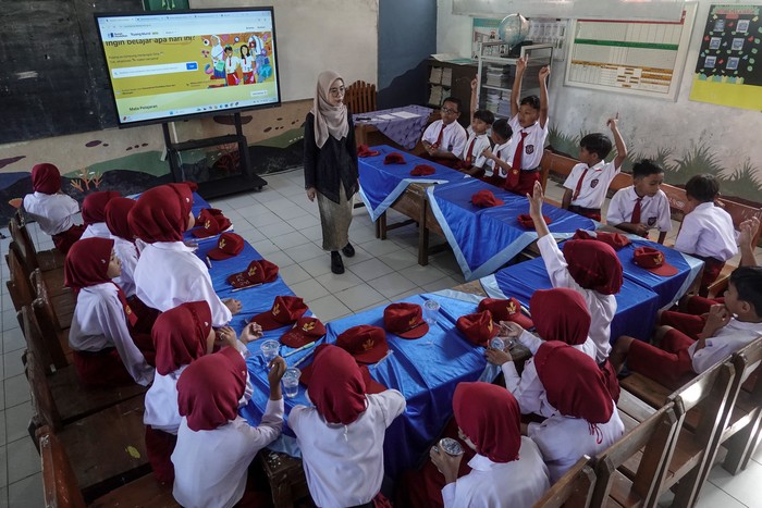 Tenaga Ahli Utama Kantor Komunikasi Kepresidenan Ujang Komarudin (kanan), didampingi oleh Kepala Balai Besar Penjaminan Mutu Pendidikan Jateng Nugraheni Triastuti (kedua kiri) meninjau kondisi sekolah penerima Program  Revitalisasi Sekolah dan Digitalisasi Pembelajaran di SDN 2 Bodaskarangjati, Purbalingga, Jawa Tengah, Jumat (2/5/2025). Sebanyak 758 sekolah di Jateng mendapatkan Program Revitalisasi Sekolah dan Digitalisasi Pembelajaran yang merupakan bagian dari Program Hasil Terbaik Cepat (PHTC) Presiden Prabowo Subianto, sebagai upaya memberikan ruang belajar yang aman dan sehat untuk semua anak Indonesia. ANTARA FOTO/Idhad Zakaria/nym.