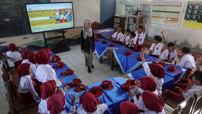 Program revitalisasi sekolah di Jateng Tenaga Ahli Utama Kantor Komunikasi Kepresidenan Ujang Komarudin (kanan), didampingi oleh Kepala Balai Besar Penjaminan Mutu Pendidikan Jateng Nugraheni Triastuti (kedua kiri) meninjau kondisi sekolah penerima Program Revitalisasi Sekolah dan Digitalisasi Pembelajaran di SDN 2 Bodaskarangjati, Purbalingga, Jawa Tengah, Jumat (2/5/2025). Sebanyak 758 sekolah di Jateng mendapatkan Program Revitalisasi Sekolah dan Digitalisasi Pembelajaran yang merupakan bagian dari Program Hasil Terbaik Cepat (PHTC) Presiden Prabowo Subianto, sebagai upaya memberikan ruang belajar yang aman dan sehat untuk semua anak Indonesia. ANTARA FOTO/Idhad Zakaria/nym.