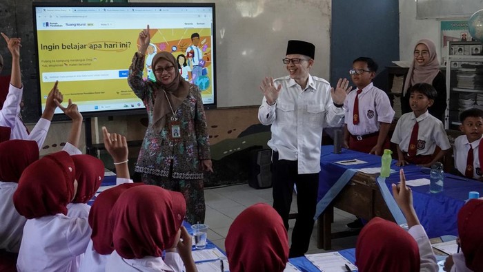 Tenaga Ahli Utama Kantor Komunikasi Kepresidenan Ujang Komarudin (kanan), didampingi oleh Kepala Balai Besar Penjaminan Mutu Pendidikan Jateng Nugraheni Triastuti (kedua kiri) meninjau kondisi sekolah penerima Program  Revitalisasi Sekolah dan Digitalisasi Pembelajaran di SDN 2 Bodaskarangjati, Purbalingga, Jawa Tengah, Jumat (2/5/2025). Sebanyak 758 sekolah di Jateng mendapatkan Program Revitalisasi Sekolah dan Digitalisasi Pembelajaran yang merupakan bagian dari Program Hasil Terbaik Cepat (PHTC) Presiden Prabowo Subianto, sebagai upaya memberikan ruang belajar yang aman dan sehat untuk semua anak Indonesia. ANTARA FOTO/Idhad Zakaria/nym.