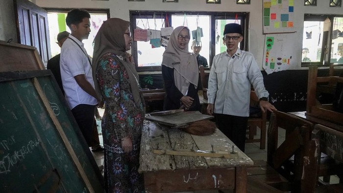 Tenaga Ahli Utama Kantor Komunikasi Kepresidenan Ujang Komarudin (kanan), didampingi oleh Kepala Balai Besar Penjaminan Mutu Pendidikan Jateng Nugraheni Triastuti (kedua kiri) meninjau kondisi sekolah penerima Program  Revitalisasi Sekolah dan Digitalisasi Pembelajaran di SDN 2 Bodaskarangjati, Purbalingga, Jawa Tengah, Jumat (2/5/2025). Sebanyak 758 sekolah di Jateng mendapatkan Program Revitalisasi Sekolah dan Digitalisasi Pembelajaran yang merupakan bagian dari Program Hasil Terbaik Cepat (PHTC) Presiden Prabowo Subianto, sebagai upaya memberikan ruang belajar yang aman dan sehat untuk semua anak Indonesia. ANTARA FOTO/Idhad Zakaria/nym.