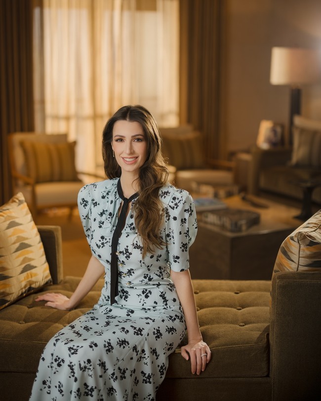 Foto tersebut semakin meyakinkan para fans bahwa Putri Rajwa punya kemiripan dengan Kate Middleton. Dikatakan jika mereka punya struktur wajah dan rambut ikal cokelat yang mirip. Foto: Instagram