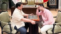 Alhamdulillah mendapatkan pengalaman yang luar biasa, bermain catur bersama @presidenrepublikindonesia / Bapak @prabowo , di mana setiap gerakan dipenuhi strategi dan kebijaksanaan. Beliau bukan hanya seorang pemimpin, tetapi juga seorang mentor yang membimbing langkah-langkah saya dalam permainan ini, tulis Raffi Ahmad dalam Instagram miliknya. Foto: instagram Raffi Ahmad dan Nagita Slavina
