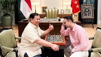 Seperti dalam catur, kepemimpinan juga memerlukan perencanaan yang matang dan visi yang jelas. Beliau tadi juga bilang di pertandingan catur, bidak raja adalah Rakyat. Nah justru kita ini di pemerintahan adalah pion-pion rakyat. Rakyat menang, Indonesia menang!!, sambungnya lagi. Foto: instagram Raffi Ahmad dan Nagita Slavina