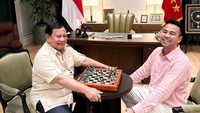 Utusan Khusus Presiden Bidang Pembinaan Generasi Muda dan Pekerja Seni, Raffi Ahmad membagikan momen main catur dengan Presiden Republik Indonesia, Prabowo Subianto. Foto: instagram Raffi Ahmad dan Nagita Slavina