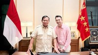 Thanks for the match Mr. President, obrolan yang seru, sampai menyerap ilmu-ilmu mantap dari Bapak, beber Raffi Ahmad lagi. Foto: instagram Raffi Ahmad dan Nagita Slavina