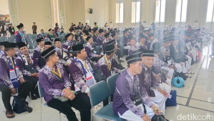 Ratusan calon jamaah haji di Embarkasi Kertajati Indramayu