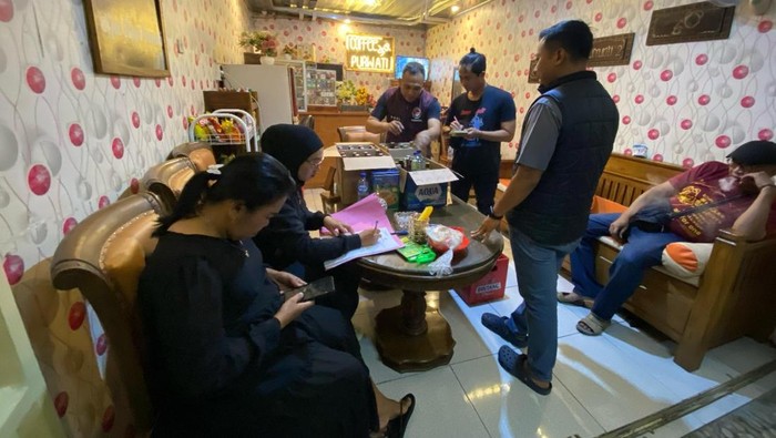 Petugas kepolisian melaksanakan razia di tempat hiburan.