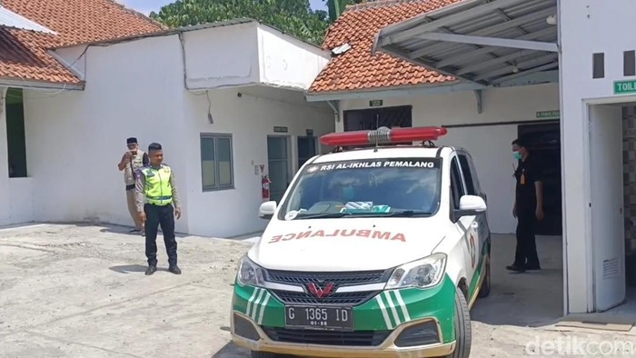 RSI Al Ikhlas Pemalang lokasi dua jenazah korban tewas kecelakaan mobil anggota DPR RI Alamudin Dimyati Rois di Tol Pemalang dievakuasi, Jumat (2/5/2025).