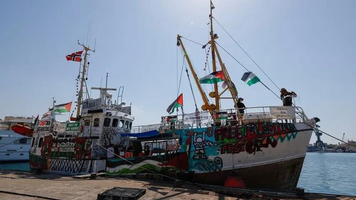 Activists wash the deck of the Freedom Flotilla Coalition ship Handala as they prepare to sail for Gaza in an attempt to break a long-standing Israeli blockade and deliver humanitarian aid amid the ongoing conflict between Israel and Hamas, in Marsa, Malta August 16, 2024. (File photo: Reuters)
