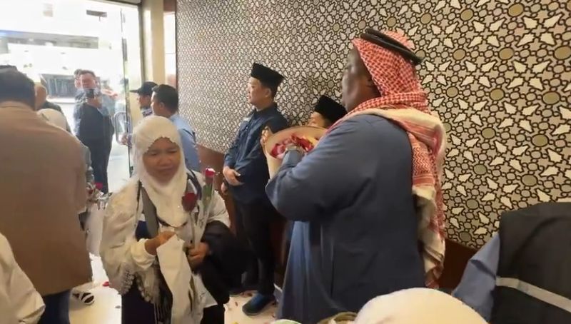 Sambutan meriah untuk jemaah haji RI saat masuk hotel di Madinah (dok. Media Center Haji 2025)