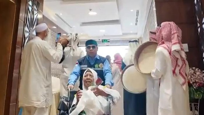 Sambutan meriah untuk jemaah haji RI saat masuk hotel di Madinah (dok. Media Center Haji 2025)