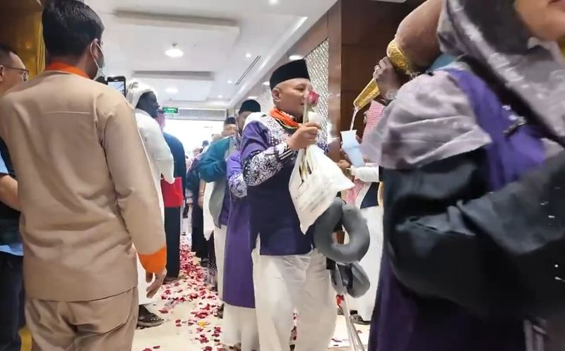 Sambutan meriah untuk jemaah haji RI saat masuk hotel di Madinah (dok. Media Center Haji 2025)