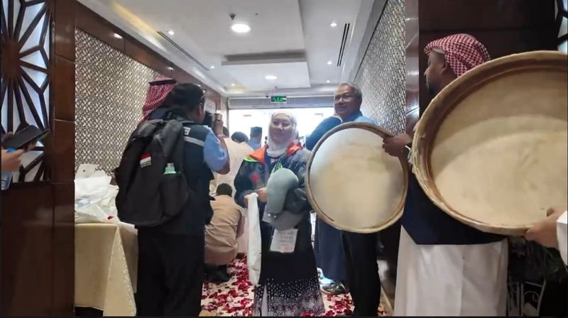 Sambutan meriah untuk jemaah haji RI saat masuk hotel di Madinah (dok. Media Center Haji 2025)