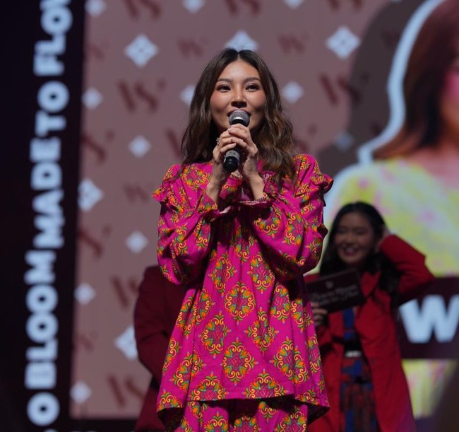 Dalam unggahannya di Instagram yang menampilkan foto-foto peluncuran koleksi dasternya, Sarwendah mengaku baru melewati badai besar di kehidupannya. “Setelah melewati badai besar, aku semakin kuat untuk tetap tegar berdiri. Bukan hanya untuk diriku, tapi juga keluarga dan anak-anak ku tercinta,” tulisnya di Instagram @sarwendah29. Foto: Dok. Instagram Sarwendah