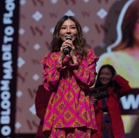 Dalam unggahannya di Instagram yang menampilkan foto-foto peluncuran koleksi dasternya, Sarwendah mengaku baru melewati badai besar di kehidupannya. “Setelah melewati badai besar, aku semakin kuat untuk tetap tegar berdiri. Bukan hanya untuk diriku, tapi juga keluarga dan anak-anak ku tercinta,” tulisnya di Instagram @sarwendah29. Foto: Dok. Instagram Sarwendah