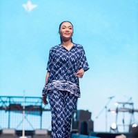 Saat menggelar fashion show daster, Sarwendah menggandeng sederet artis sebagai muse. Salah satunya adalah penyanyi Denada. Foto: Dok. Instagram Sarwendah