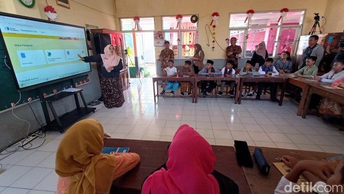 Sejumlah siswa mengikuti pembelajaran program digitalisasi yang dicanangkan Presiden Prabowo di SD N 2 Purwokerto Wetan, Kabupaten Banyumas, Jumat (2/5/2025).