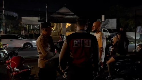 Sejumlah WNA kena tilang lantaran melanggar aturan lalu lintas di Pererenan, Mengwi, Badung, Bali, Kamis (1/5/2025) malam. (Foto: Dok Polres Badung)