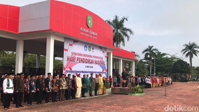 Sekda Kukar Sunggono saat memimpin apel Hari Pendidikan Nasional