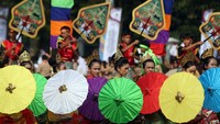 Sejumlah siswa menampilkan tarian kolosal nusantara saat peringatan puncak Hari Pendidikan Nasional (Hardiknas) di Lapangan Tegar Beriman, Cibinong, Kabupaten Bogor, Jawa Barat, Jumat (2/5/2025). Peringatan Hardiknas yang diisi kegiatan tari kolosal oleh 250 siswa tersebut bertujuan untuk kampanye pelestarian kebudayaan tradisional serta penanaman semangat perjuangan pahlawan bangsa. ANTARA FOTO/Yulius Satria Wijaya