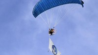 Seorang atlet dari komunitas paralayang Cyloop Flying Club mengibarkan logo pendidikan dalam upacara peringatan Hari Pendidikan Nasional 2025 di Halaman, Kantor Gubernur Provinsi Papua, Kota Jayapura, Jumat (2/5/2025). Peringatan Hari Pendidikan Nasional 2025 tersebut bertema Partisipasi Semesta Mewujudkan Pendidikan Bermutu Untuk Semua. ANTARA FOTO/Gusti Tanati