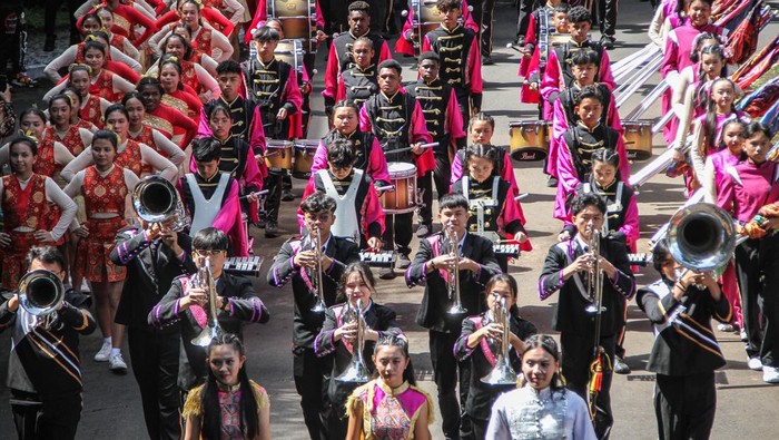 Sejumlah siswa SMA Lokon Tomohon menampilkan marching band saat peringatan Hari Pendidikan Nasional (Hardiknas) di Halaman Kantor Gubernur Sulut Manado, Sulawesi Utara, Jumat (2/5/2025). Sebanyak 28 sekolah tingkat SMA/SMK se-Sulawesi Utara mengikuti defile dalam peringatan Hardiknas yang bertema Partisipasi Semesta Wujudkan Pendidikan Bermutu untuk Semua tersebut sekaligus menjadi ajang memperkenalkan sekolah-sekolah unggulan di daerah itu. ANTARA FOTO/Yegar Sahaduta Mangiri/nym.
