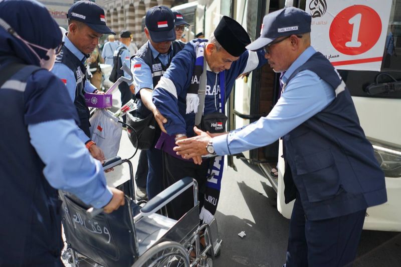 Senyum para jemaah haji Indonesia yang telah tiba di Madinah (dok. Media Center Haji 2025)