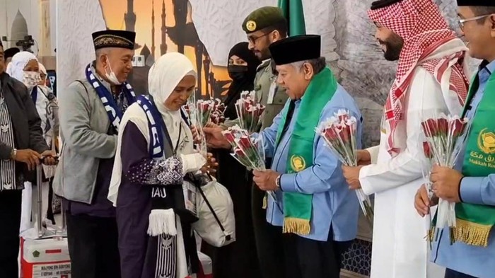 Full Senyum, Jemaah Haji RI Gelombang Pertama Mulai Tiba di Madinah