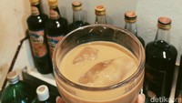 Selain itu pilihan kopi di sini ada yang panas dan dingin. Es kopi susu ini harganya hanya kisaran Rp 20.000 saja. Foto: detikFood/ Sonia Basoni