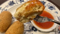 Kroket di sini digoreng dadakan, harganya Rp 8.000 per biji. Rasanya tak mengecewakan. Foto: detikFood/ Sonia Basoni