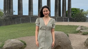 Sherina terlihat pindah-pindah dari satu lokasi ke lokasi lain, menikmati pemandangan dan berfoto ria.