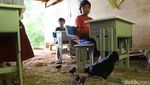 Potret Siswa SD Belajar di Kolong Rumah Warga Beralaskan Tanah di Maros
