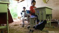 Foto: Siswa kelas jauh SDN inpres 238 Bonto Parang belajar tanpa seragam sekolah dan menggunakan sendal. Mereka belajar ditemani ayam yang lalu lalang. (Muhammad Subhan/detikSulsel)