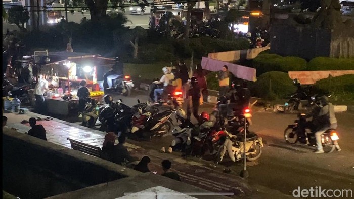 Situasi terkini di Undip Pleburan Semarang, Kamis (1/5/2025) pukul 22.30 WIB. Massa aksi yang bertahan mulai bubar.