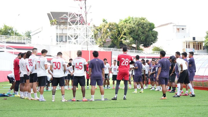 Skuad Malut United saat berlatih jelang laga melawan Persib Bandung di Stadion Gelora Kie Raha.