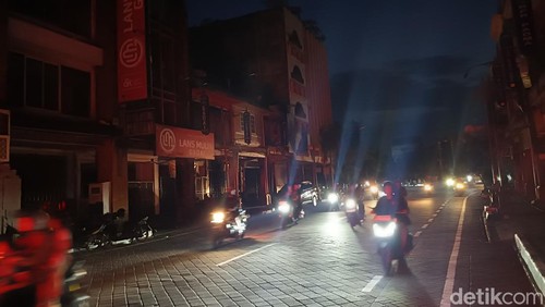Suasana di Jalan Gajah Mada, Denpasar, saat mati lampu, Jumat (2/5/2025).