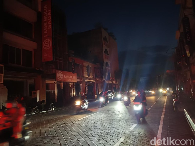 Suasana di Jalan Gajah Mada, Denpasar, saat mati lampu, Jumat (2/5/2025).