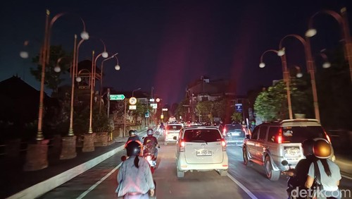 Suasana di Jalan Gajah Mada, Denpasar, saat mati lampu, Jumat (2/5/2025).