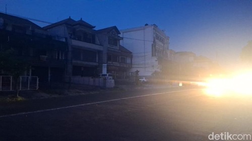 Suasana di Jalan Gatot Subroto, Denpasar, Bali, saat listrik padam, Jumat (2/5/2025).