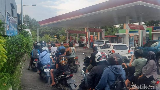 Suasana di salah satu SPBU di Denpasar, Bali, Jumat (2/5/2025).