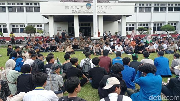 Suasana diskusi aktivis mahasiswa dan Wali Kota Tasikmalaya di lapangan Balai Kota.