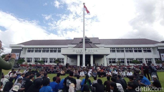 Suasana diskusi aktivis mahasiswa dan Wali Kota Tasikmalaya di lapangan Balai Kota.