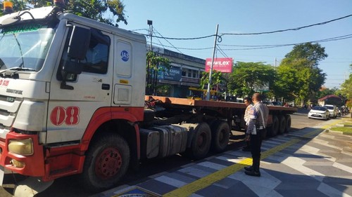 Truk yang terlibat kecelakaan dengan motor di Jalan Denpasar-Gilimanuk, Desa Dangin Tukadaya, Jembrana, Jumat (2/5/2025).
