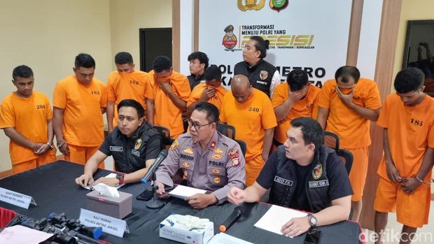 Tampang 9 tersangka kasus keributan sengketa lahan di Kemang, Jaksel, kini berbaju tahanan.