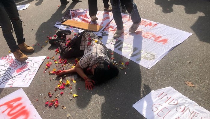 Seorang pelajar berusia 18 tahun, Naela Nazwa unjuk keberanian di tengah aksi buruh. Ia memerankan sosok buruh perempuan dalam drama teatrikal yang digelar saat May Day di Kalimantan Tengah (Kalteng), Kamis (1/5/2025).