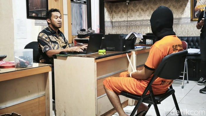 Tersangka pembunuhan wanita yang mayatnya dicor, JNS, saat diperiksa di Polres Wonogiri, Jumat (2/5/2025).