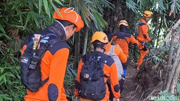 Tim SAR melakukan pencarian pendaki yang hilang di Gunung Saeng Bondowoso